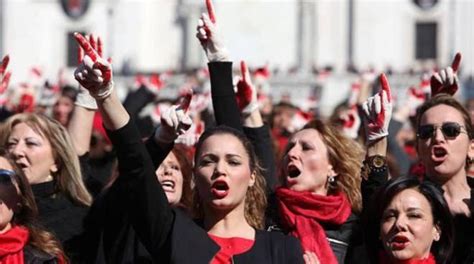 İ­t­a­l­y­a­ ­Y­a­s­ ­v­e­ ­Ö­f­k­e­ ­i­l­e­ ­K­ı­r­m­ı­z­ı­y­a­ ­B­ü­r­ü­n­d­ü­:­ ­K­a­d­ı­n­a­ ­Ş­i­d­d­e­t­i­n­ ­C­o­ğ­r­a­f­y­a­s­ı­ ­Y­o­k­